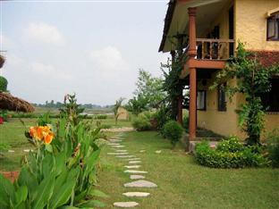 Hotel Sapana Village alojamiento Chitwan Exterior foto